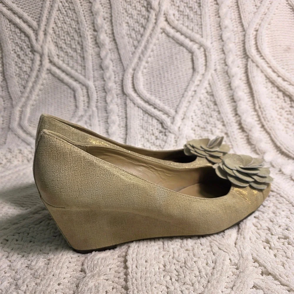 Donald‎ J Pliner Wedge Pumps Gold Metallic 3D Flower Floral Accent Womens 10M